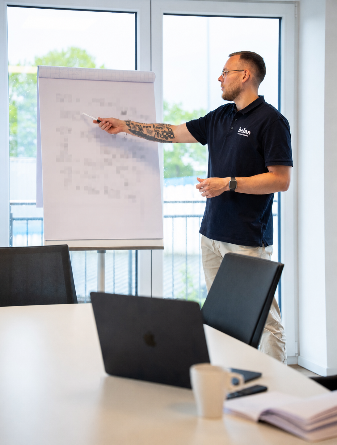 Niklas Pigan erklärt am Flipchart im Seminar